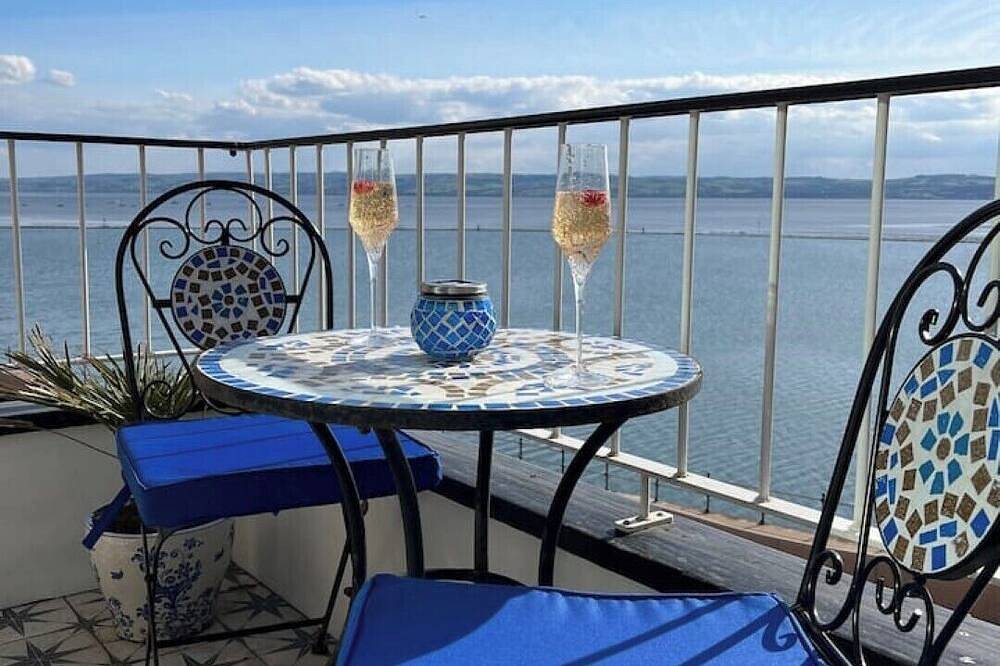 Entire apartment, Stylish Seafront Flat & Balcony: Something Special in Merseyside
