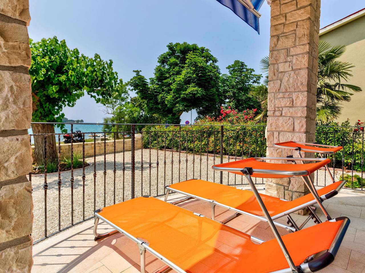 Ganze Wohnung, Moderne Ferienwohnung mit Balkon direkt am Strand in Lovrecica, Umag und Umgebung