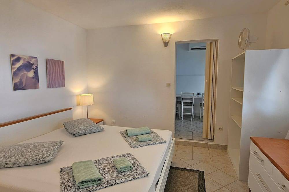 Ganze Wohnung, Apartment mit Meerblick, nur 150 m vom Strand entfernt, große Speiseterrasse in Brela, Makarska Riviera