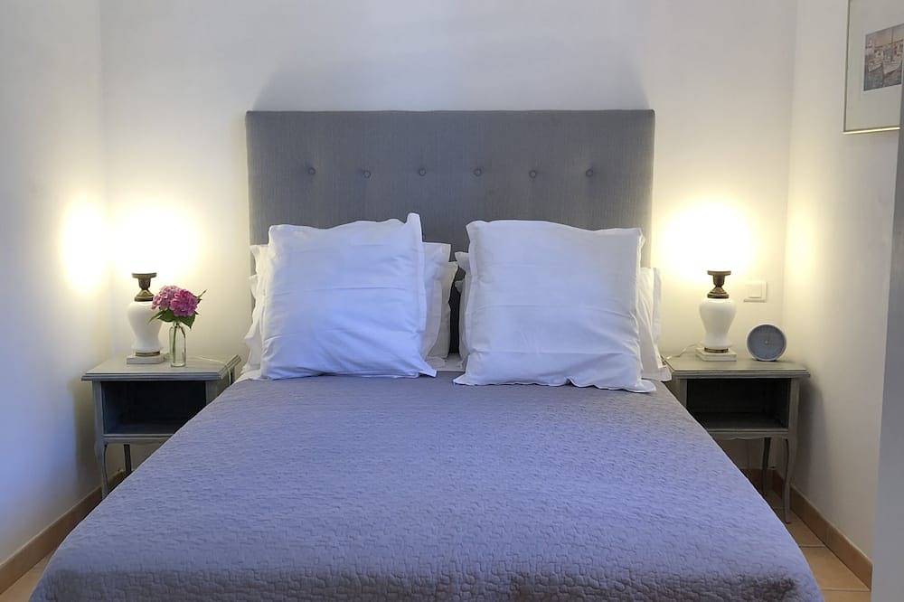 17th Century Estate sleeps 14 in 4 private apartments with private pool in Castres, Région de Castres