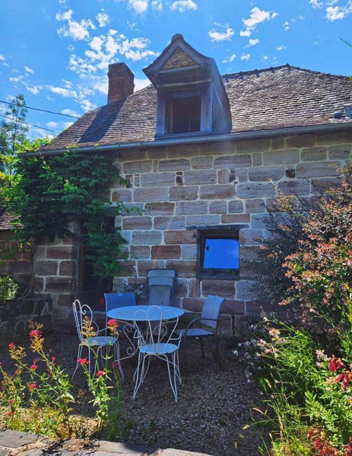Location de vacances pour 7 personnes, avec vue et jardin ainsi que terrasse et piscine à Saint-Bonnet-la-Rivière - 2