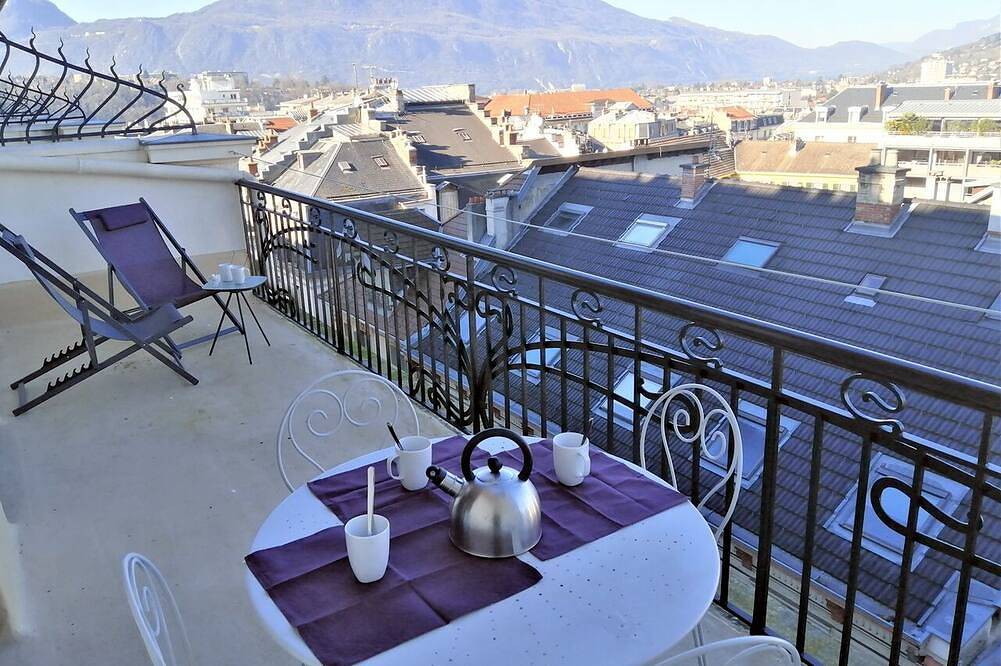 Entire apartment, 35m² studio with terrace and private garage in Aix-les-Bains, Chambéry region