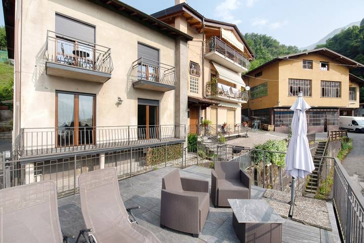 Apartamento inteiro, Apartamento 'Dudi Jolie' com vista para o lago, banheira de hidromassagem, terraço e Wi-Fi in Lezzeno, Lago de Como