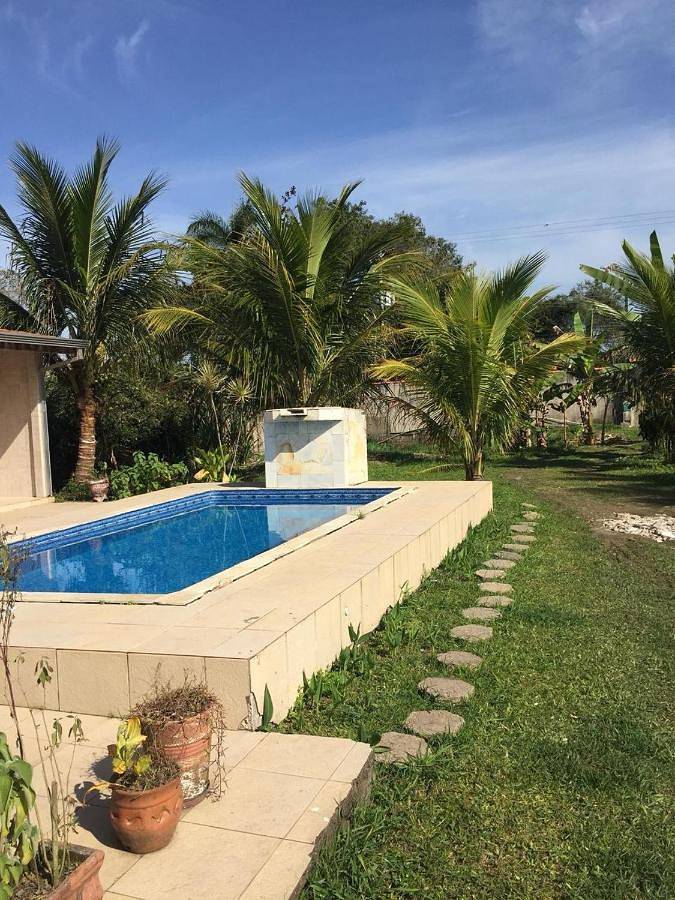 Casas e apartamentos de temporada para 14 pessoas, com piscina e balcão e ainda jardim em Peruíbe