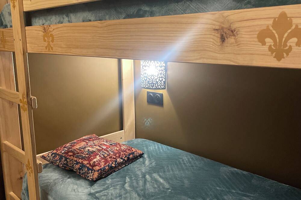 Medieval-themed accommodation; restored mansion with whirlpool bath in Sens, Río Yonne