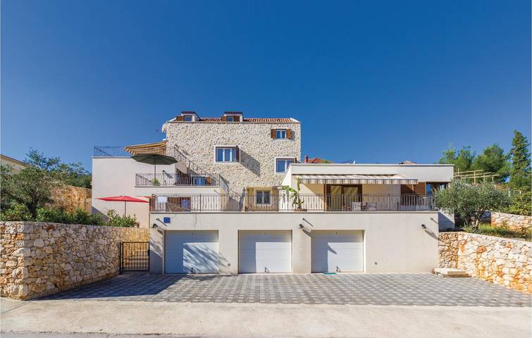 Location de vacances pour 14 personnes, avec terrasse et piscine à Sali - 2