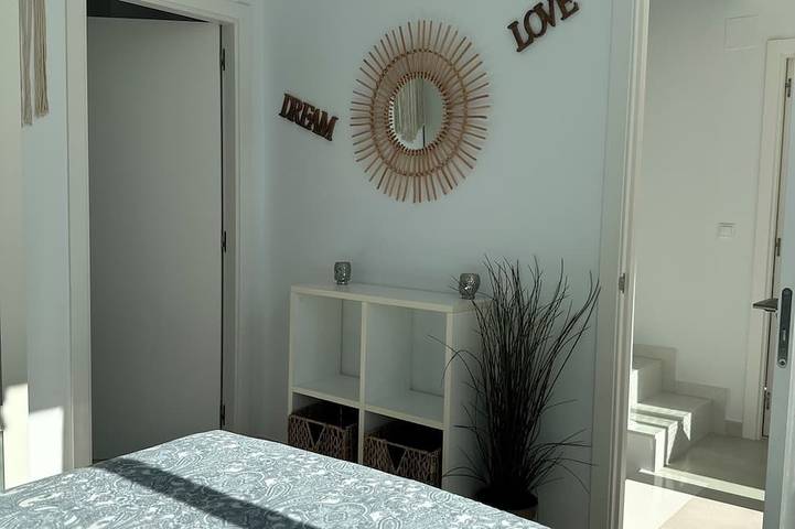 Detached 4 bedroom luxury villa with pool sleeping 8 in Pilar de la Horadada, Costa Blanca