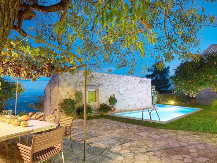 Maison d’hôte pour 2 personnes, avec Terrasse et Jacuzzi ainsi que Jardin et Piscine à Héraklion