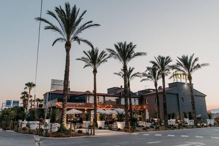 Hôtel pour 3 personnes, avec terrasse et piscine, adapté aux familles