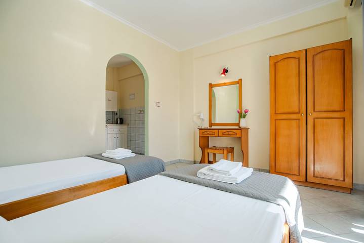 Apartment for 2 people, with garden and balcony in Kavos