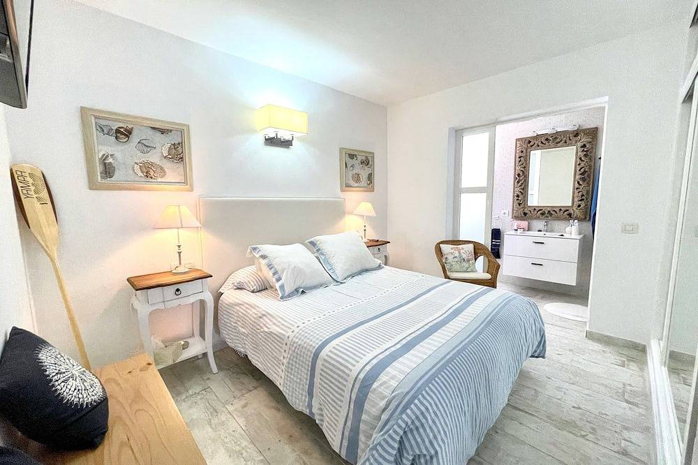 Entire apartment, Seashell Beach House on the frontline of the ocean in Punta de las Mujeres, Haría