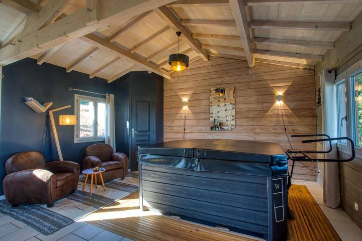 Gîte pour 2 personnes, avec piscine ainsi que vue et jardin à Saint-Cybranet