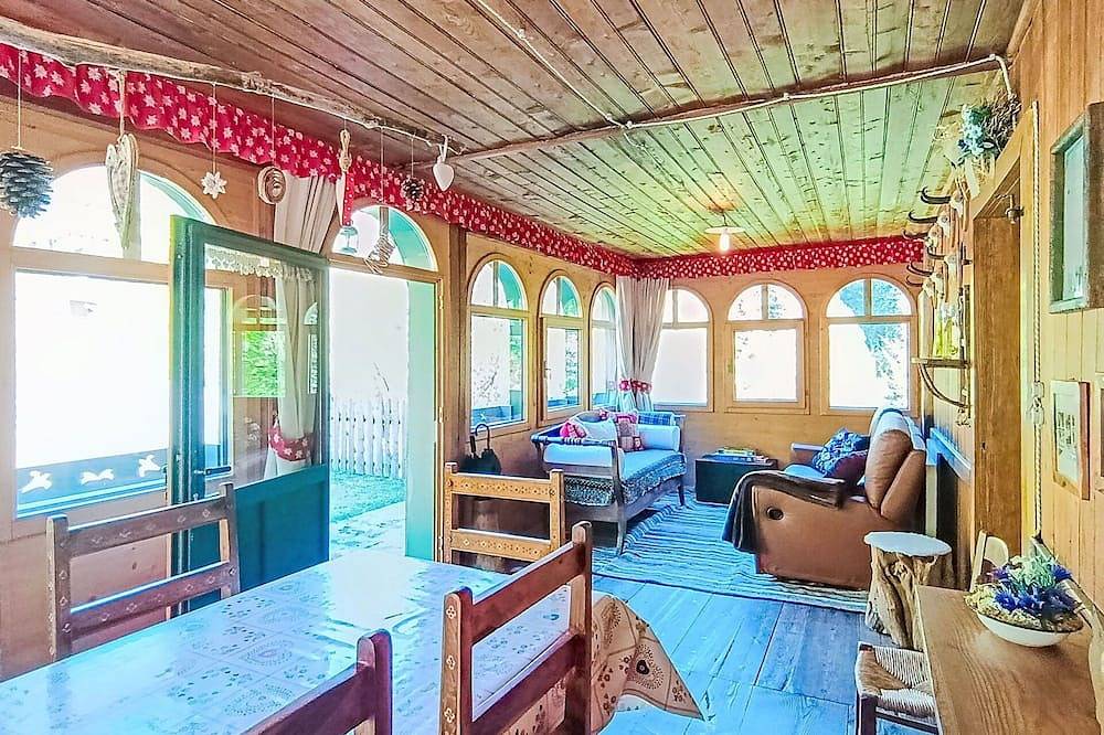 Schönes alleinstehendes Ferienhaus für 4 Personen mit Tv, Innenhof und Panoramablick in Massimeno, Adamello-Presanella-Alpen