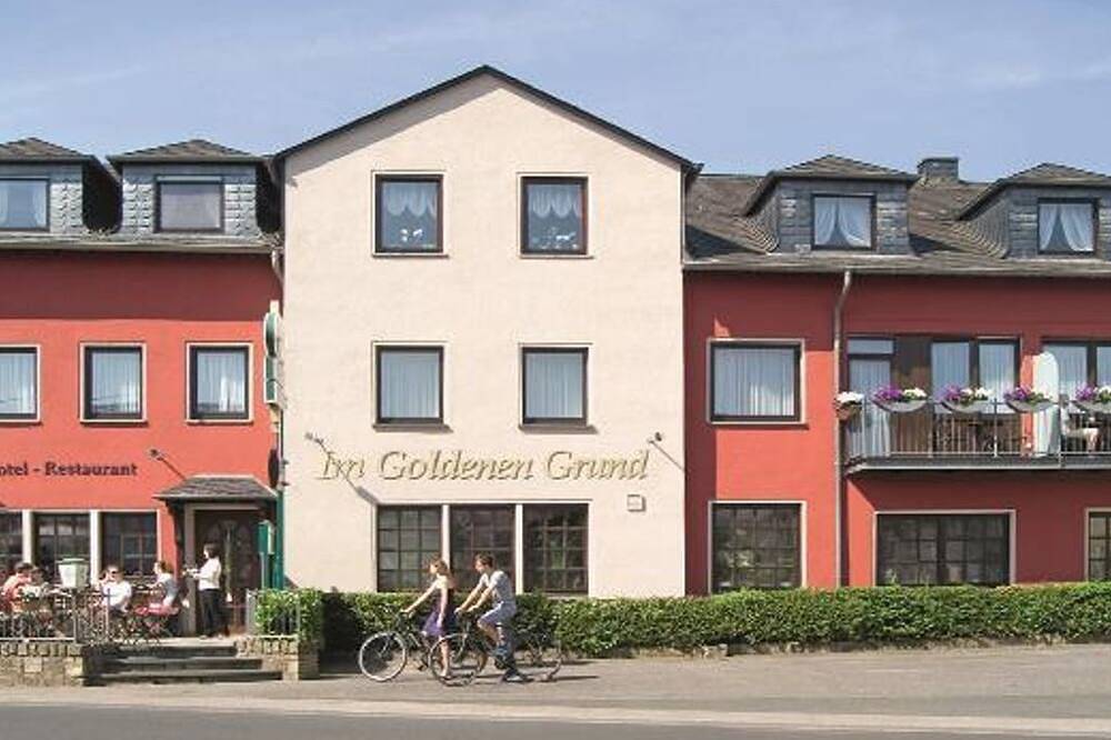 Doppelzimmer mit Bad & Balkon - Hotel-Restaurant Im Goldenen Grund in Körperich, Eifelkreis Bitburg-Prüm