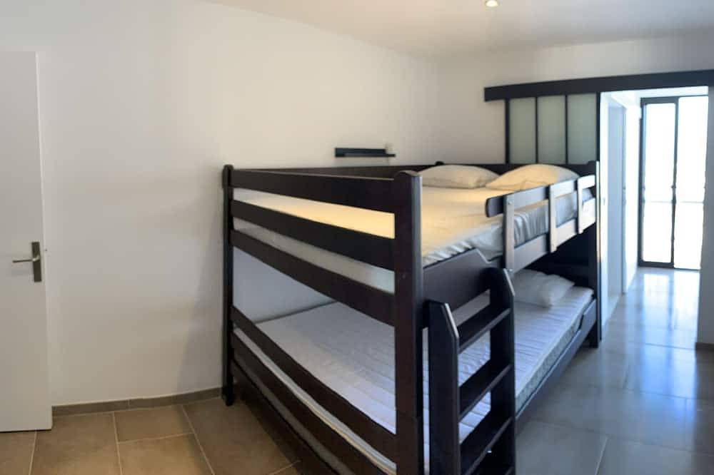 Entire apartment, Palavas-centre : 2 bedrooms, terrace, splendid sea view (sleeps 6) in Palavas-les-Flots, Côte d'Améthyste