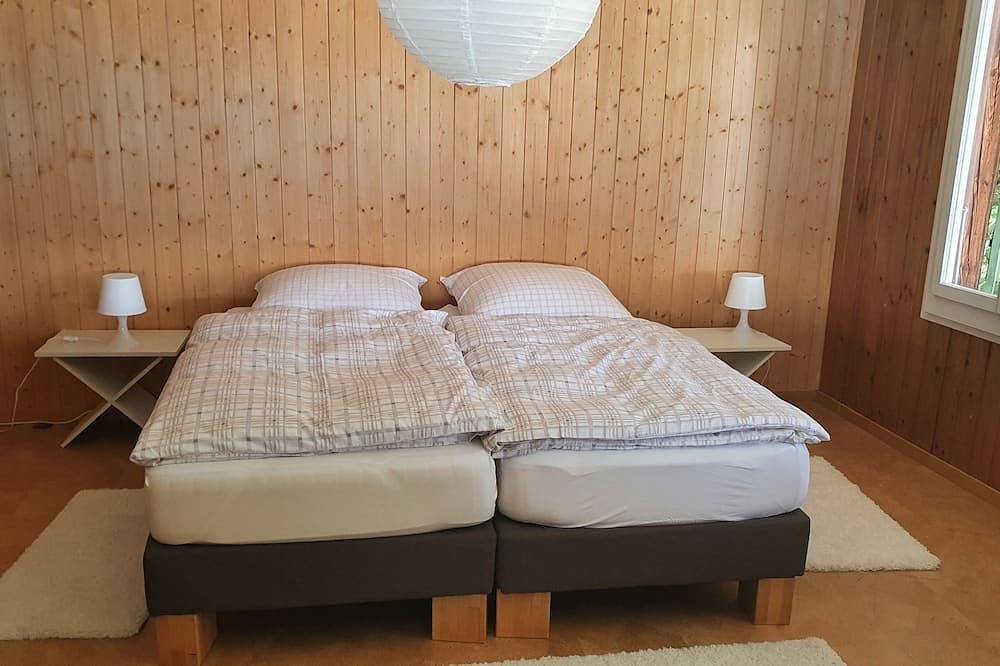 Cozy vacation home with views of Lake Thun and the Alps in Sigriswil, Meer van Thun