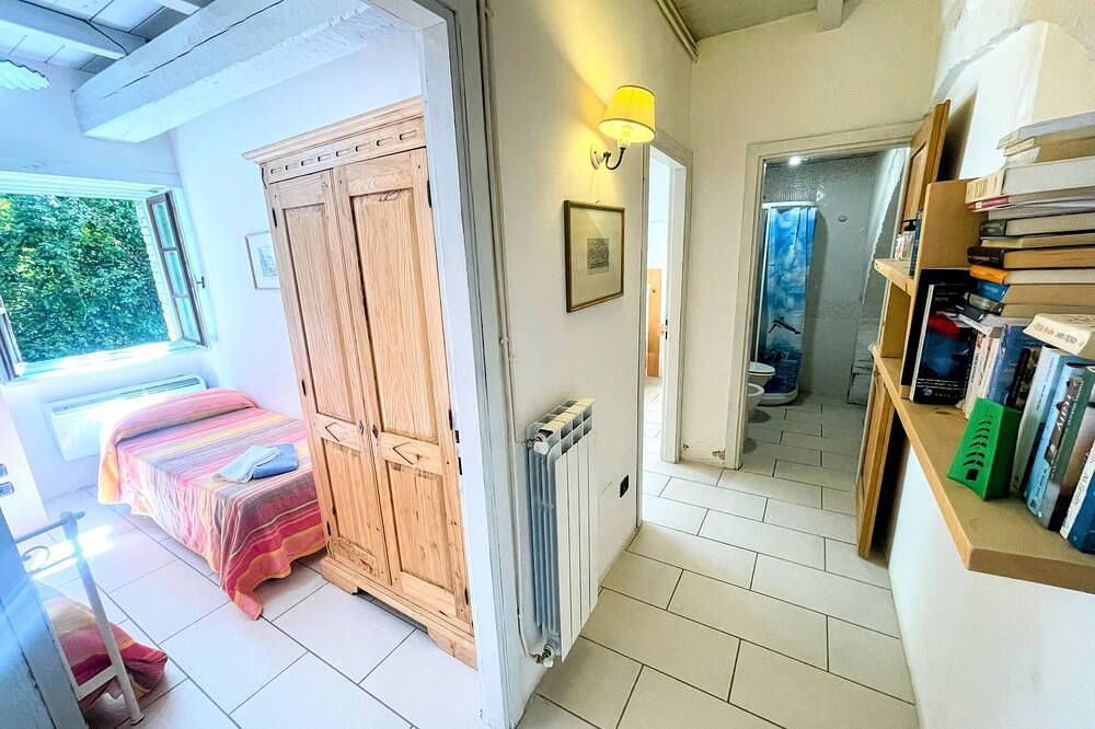 Apartamento entero, Apt 3 Piscina infinita, amplio terreno con arbustos - flores, jacuzzi - Capacidad para 4 personas in Spoleto, Provincia de Perugia