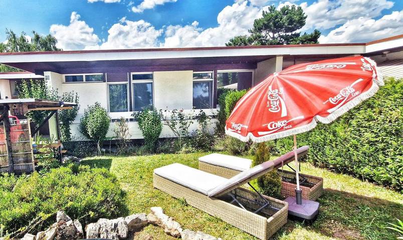 Gîte pour 2 personnes, avec Balcon et Terrasse ainsi que Jardin et Vue dans Aeroport De Geneve Cointrin
