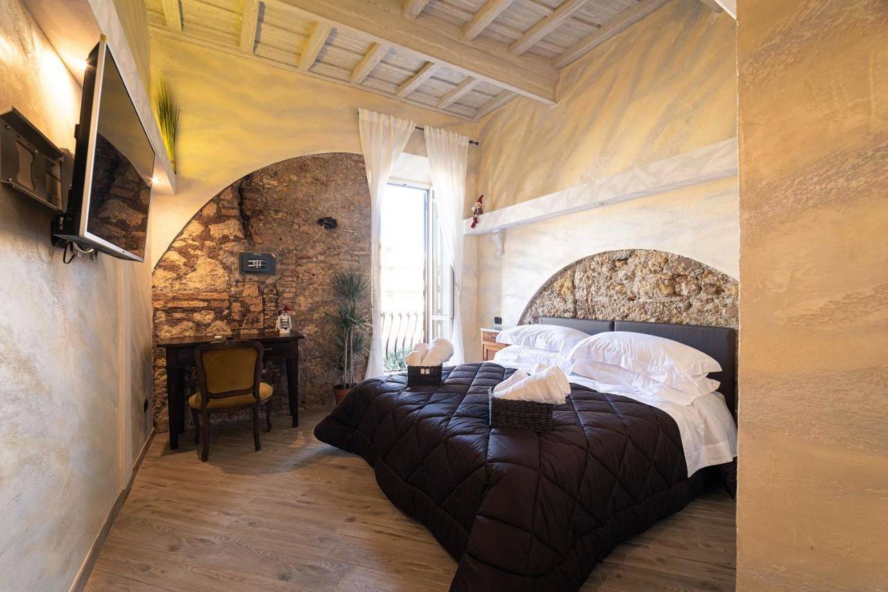 Queen Room in Nettuno, Provincia di Roma