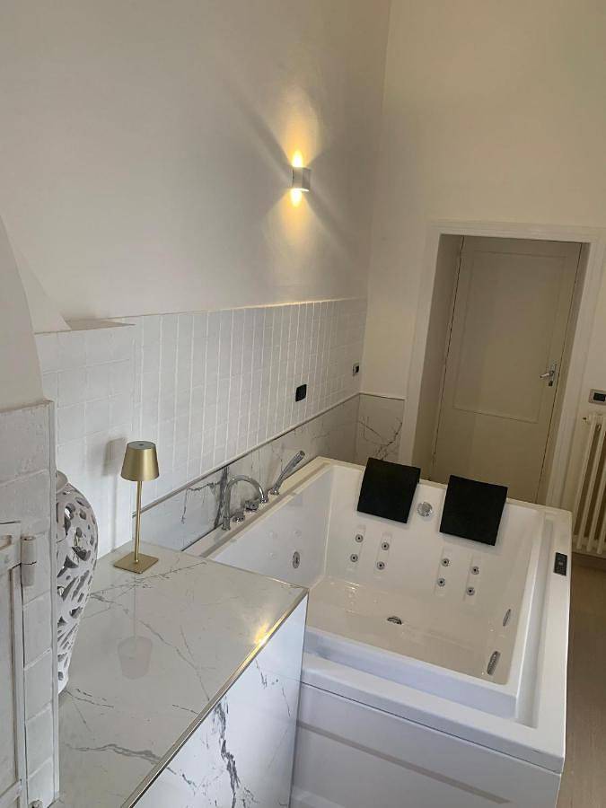 Maison d’hôte pour 2 personnes, avec Balcon et Terrasse ainsi que Jacuzzi et Vue à Palo del Colle