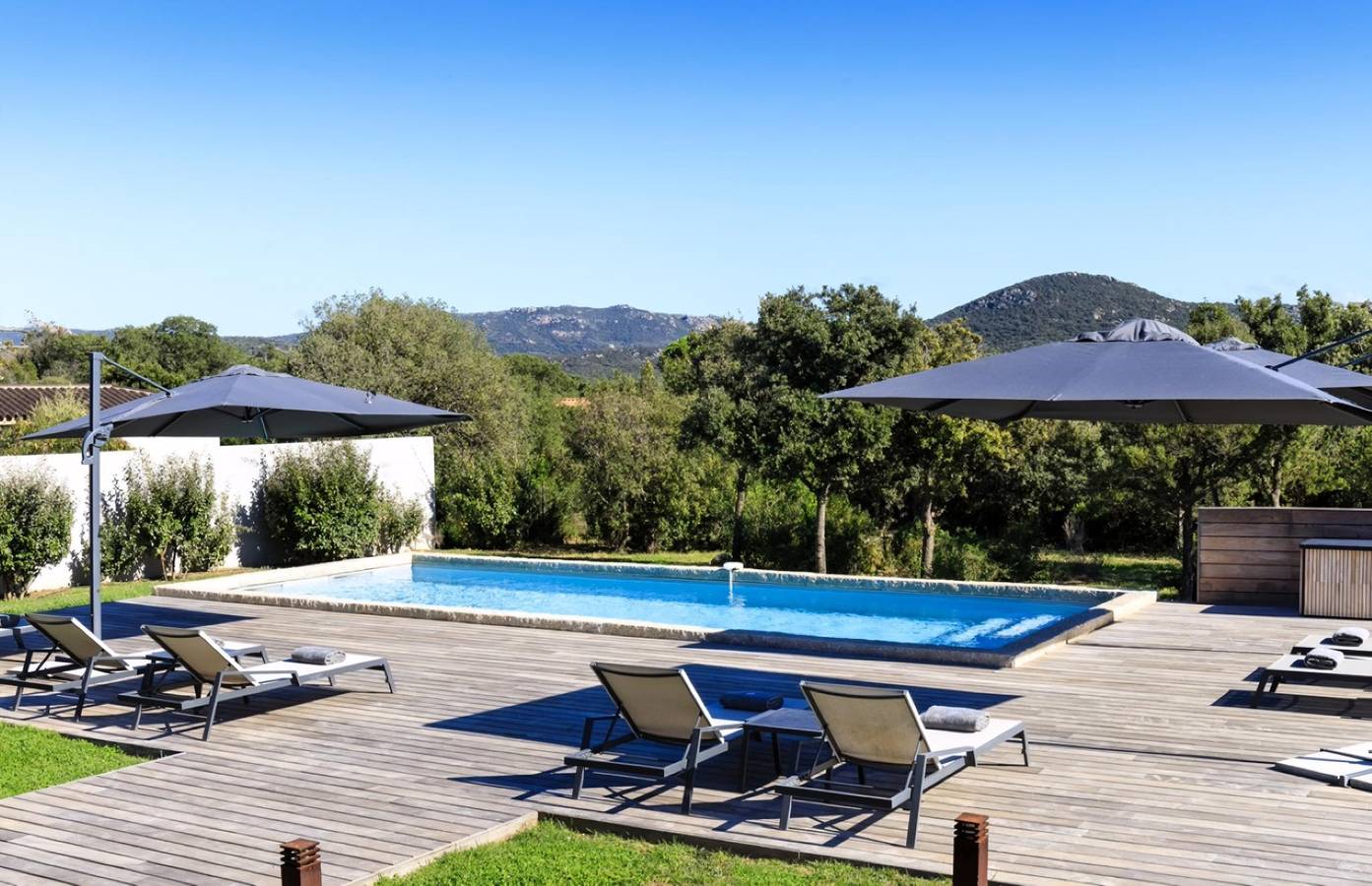 Stylish Signature Villa with Heated Pool close to the Beach in Pianotolli-Caldarello, Distrito de Sartène