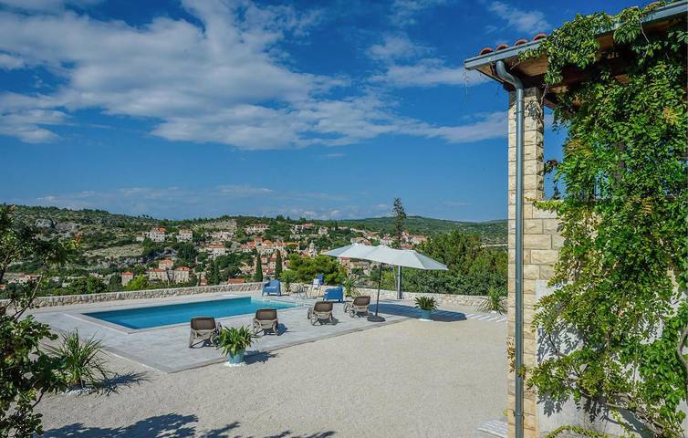 Apartment am Meer mit Pool, WLAN und Parkplatz – 1 km bis zur Küste in Milna, Brac
