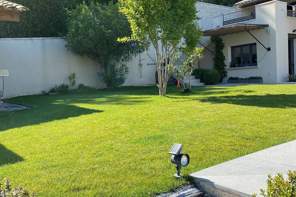 Superb house with swimming pool and view of Mont Ventoux in Chamaret, Nyons und Umgebung