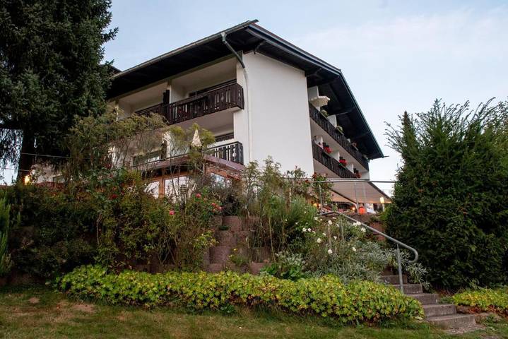 Hotel, mit Balkon und Terrasse sowie Garten und Pool in Reichelsheim - 3