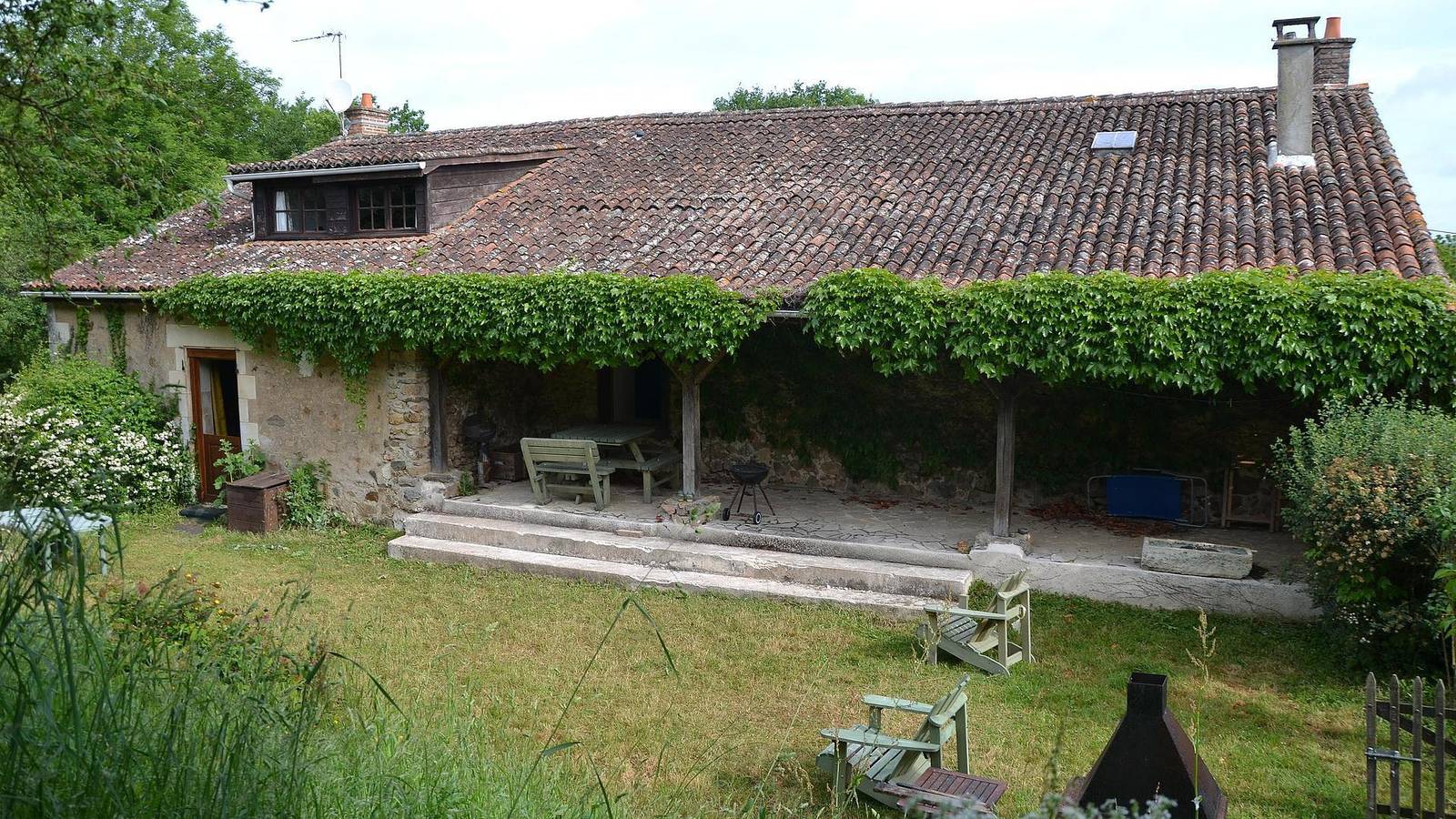 Maison de vacances 'Gîte Le Noyer' avec terrasse privée, jardin privé et Wi-Fi in Luchapt, Vienne (France)