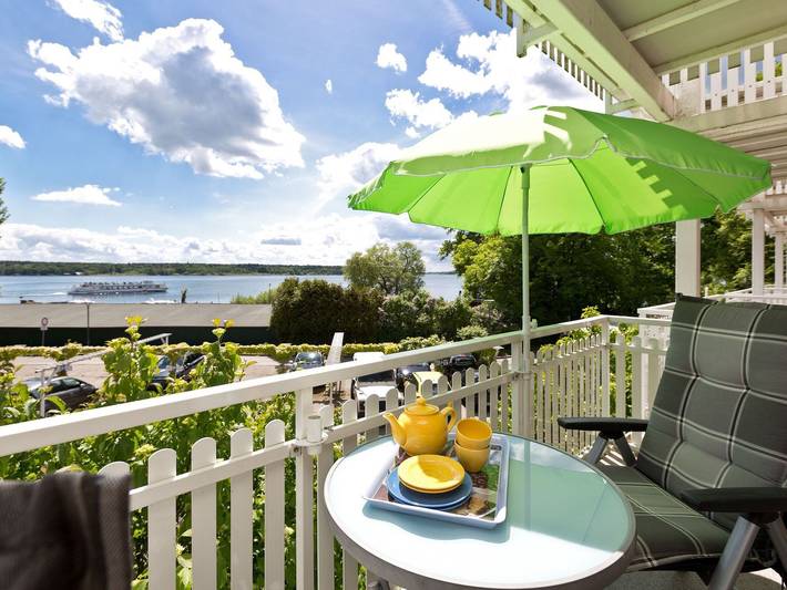 Ferienwohnung für 2 Personen, mit Balkon und Seeblick, mit Haustier an der Müritz