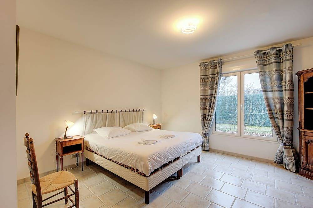 Large bright house for 6 people - Enclosed courtyard for 3 vehicles - Terrace in Saint-Avertin, Tours region
