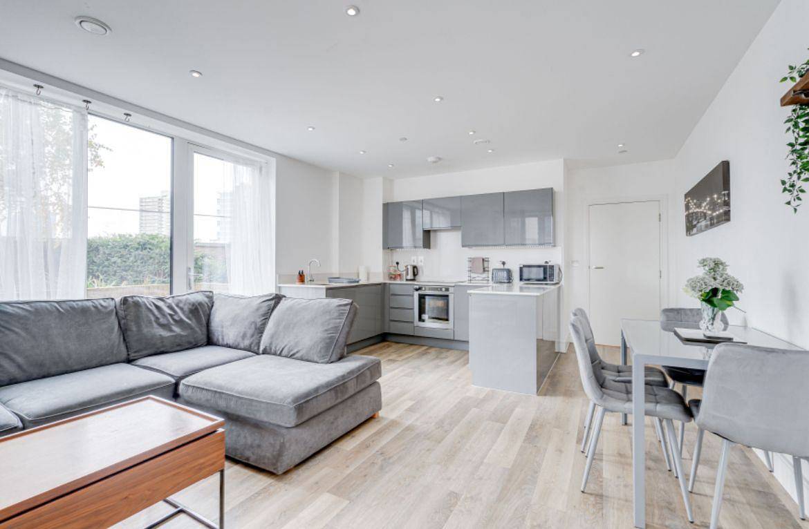 Entire holiday apartment, Battersea 2-Bed Apt, Sleeps 4 with Wifi in Wandsworth, London