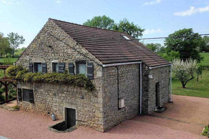 Location de vacances pour 4 personnes, avec Balcon ainsi que Terrasse et Jardin à Vendenesse-lès-Charolles