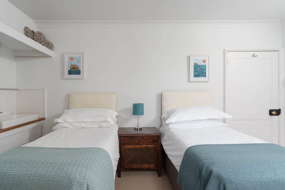 Rotterdam House - historic House in Chapel Street with sea views, dog friendly in Penzance, Cornwall