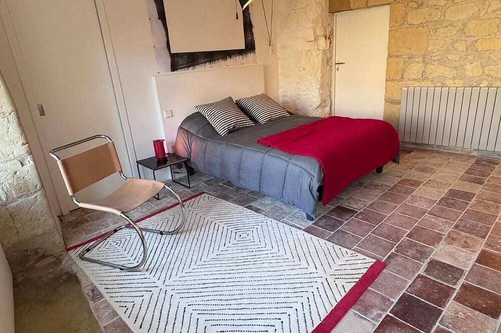 Family suite in troglodyte house with access to indoor swimming pool in La Roche-Clermault, Loire-Tal