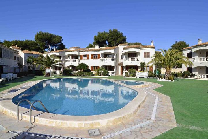 Ferienwohnung für 4 Personen, mit Balkon und Whirlpool sowie Pool in Cala Agulla
