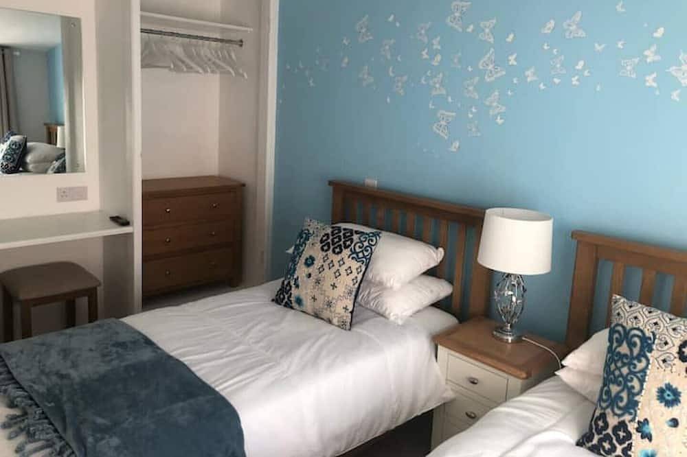 Ocean Spray no. 7 - Sea Views, short walk to the beach & Westward Ho! village in Westward Ho, Hartland Devon Heritage Coast