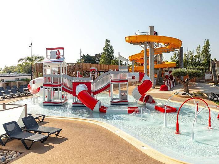 Camping pour 4 personnes, avec Jacuzzi et Bassin pour enfant