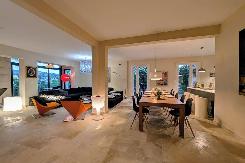 Vaison city center Villa Calou with swimming pool in 4000m2 park, magnificent view in Vaison-la-Romaine, Parc naturel régional du Mont-Ventoux