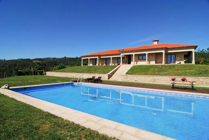 Aluguel de quarto para 3 pessoas, com Varanda e Terraço e ainda Jardim and Piscina em Celorico de Basto