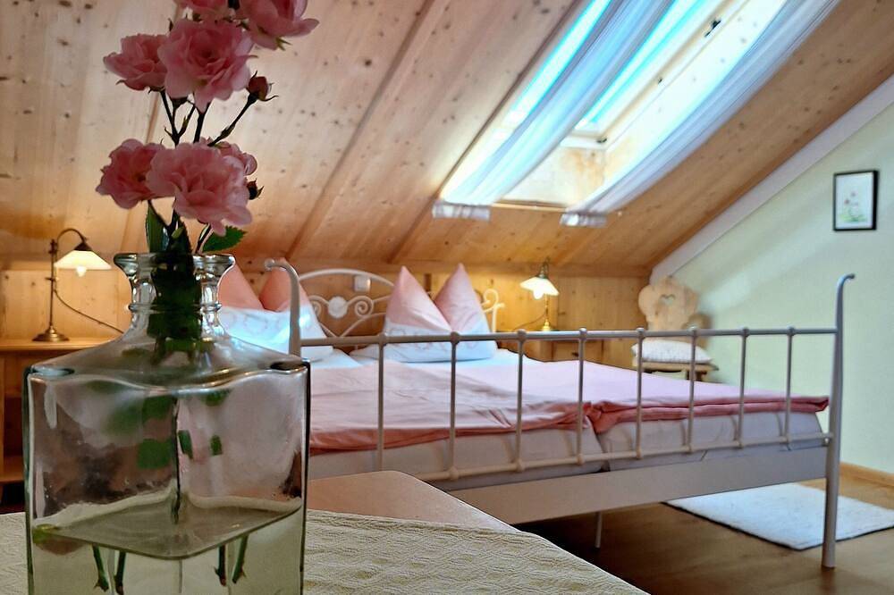 Ganze Wohnung, Heissbauer Fewo \"Rosentraum\" mit Bergblick und zwei Schlafzimmern in Wackersberg, Bayerische Alpen