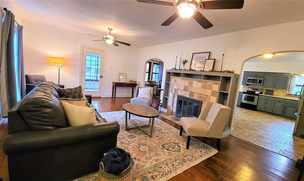 Cardinal House: Foseball, Sunroom, 6ft Fence, King Bed, Near Hospital & Basspro in Springfield (MO), Greene County (MO)