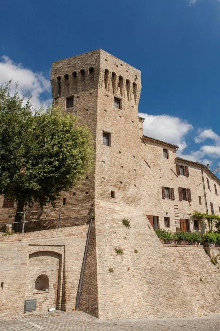 Torre medievale con vista sui Monti Sibillini in Montegiorgio, Provincia di Fermo