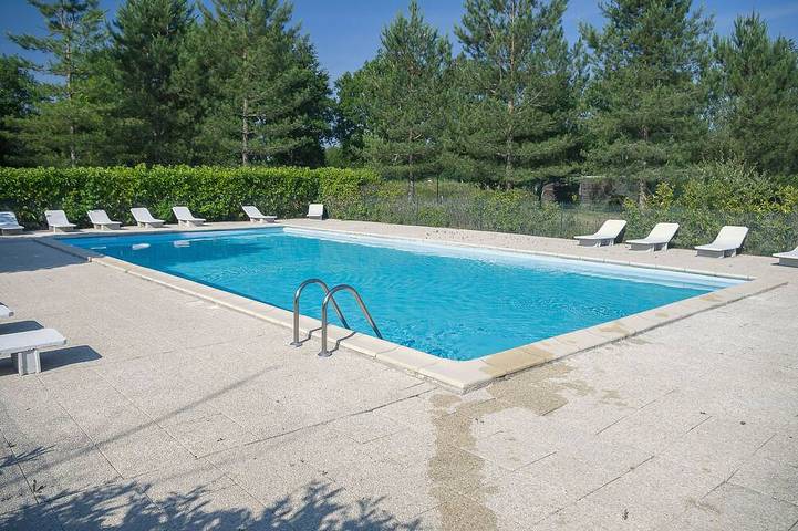 Großes behindertengerechtes Chalet, Swimmingpool, gemeinsamer Tennisplatz, Grill, Terrasse in Souvigny-en-Sologne, Sologne