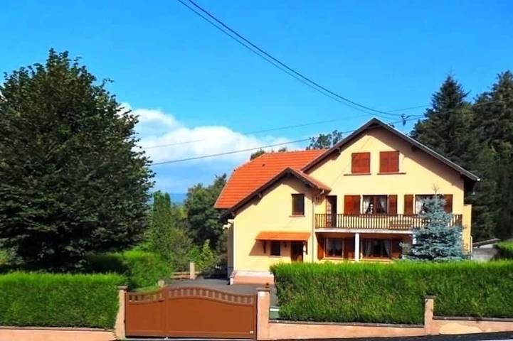 Gîte pour 6 personnes, avec terrasse et jardin, animaux acceptés à Russ (homonymie)