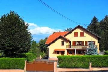 Gîte pour 6 personnes, avec terrasse et jardin à Russ (homonymie)