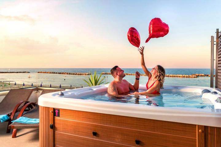 Hotel für 2 Personen, mit Terrasse und Pool sowie Sauna und Ausblick in Rimini