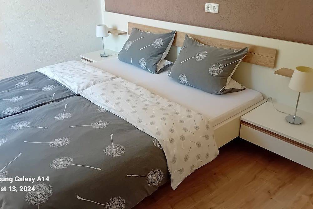 Ganze Wohnung, Schöne neue Ferienwohnung.7 km zum Zentrum in Hameln. in Hope, Hameln