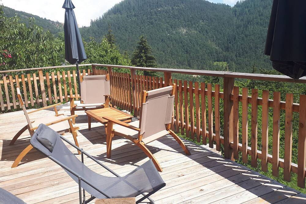 Contemporary family chalet 2 minutes from \"La Colmiane\" ski resort in Valdeblore, Nice region