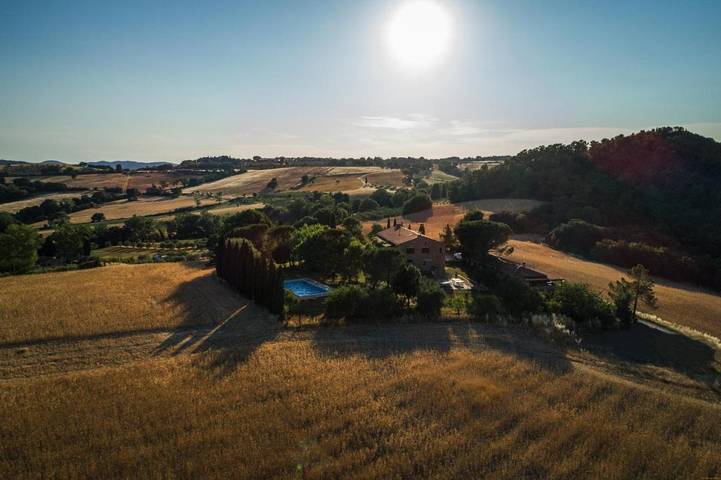 Agriturismo per 7 persone, con Balcone e Terrazza nonché Giardino e Piscina a Pomarance